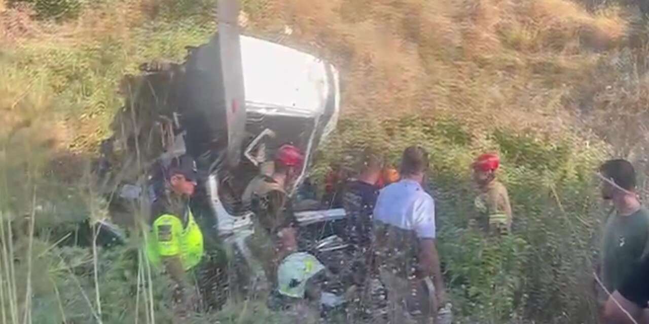 TIR viyadükten uçtu, sürücü araçta sıkıştı