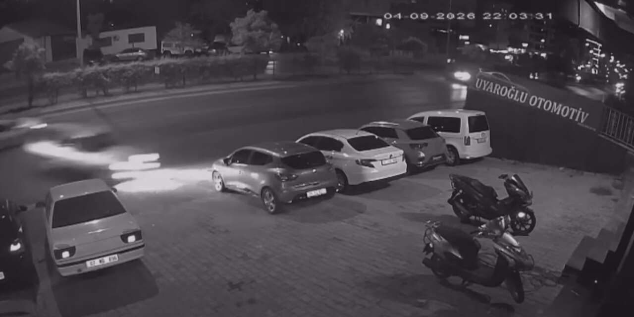 Kontrolden çıkan otomobil oto galeriye böyle daldı