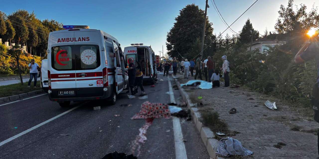 Tarım işçilerini taşıyan araçla TIR çarpıştı! 4 ölü, 9 yaralı var