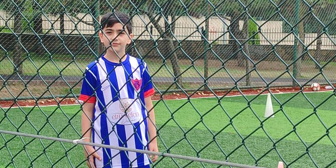 Sokakta futbol oynuyordu, silahlı kavgada vuruldu