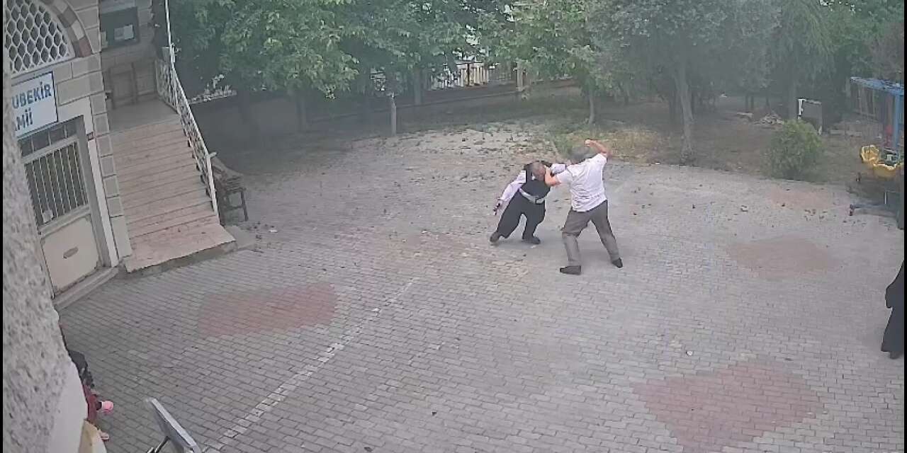 Camide usulsüzlük iddiası! Müezzin ve imam yardım paraları için yumruk yumruğa kavga etti