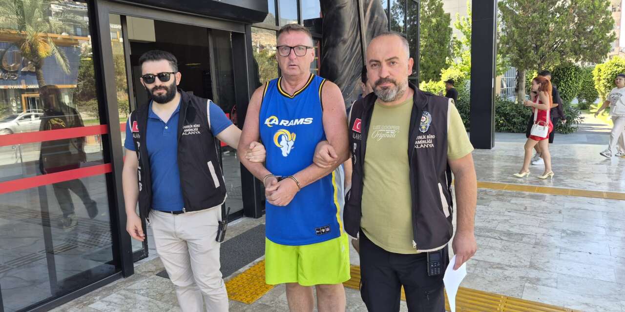 Tatile geldi, cezaevine girdi! Türk bayrağına tüküren İngiliz turist tutuklandı