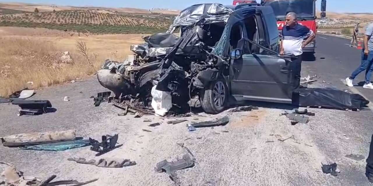 Hafif ticari araç kamyona çarptı! Aynı aileden 4 can kaybı var