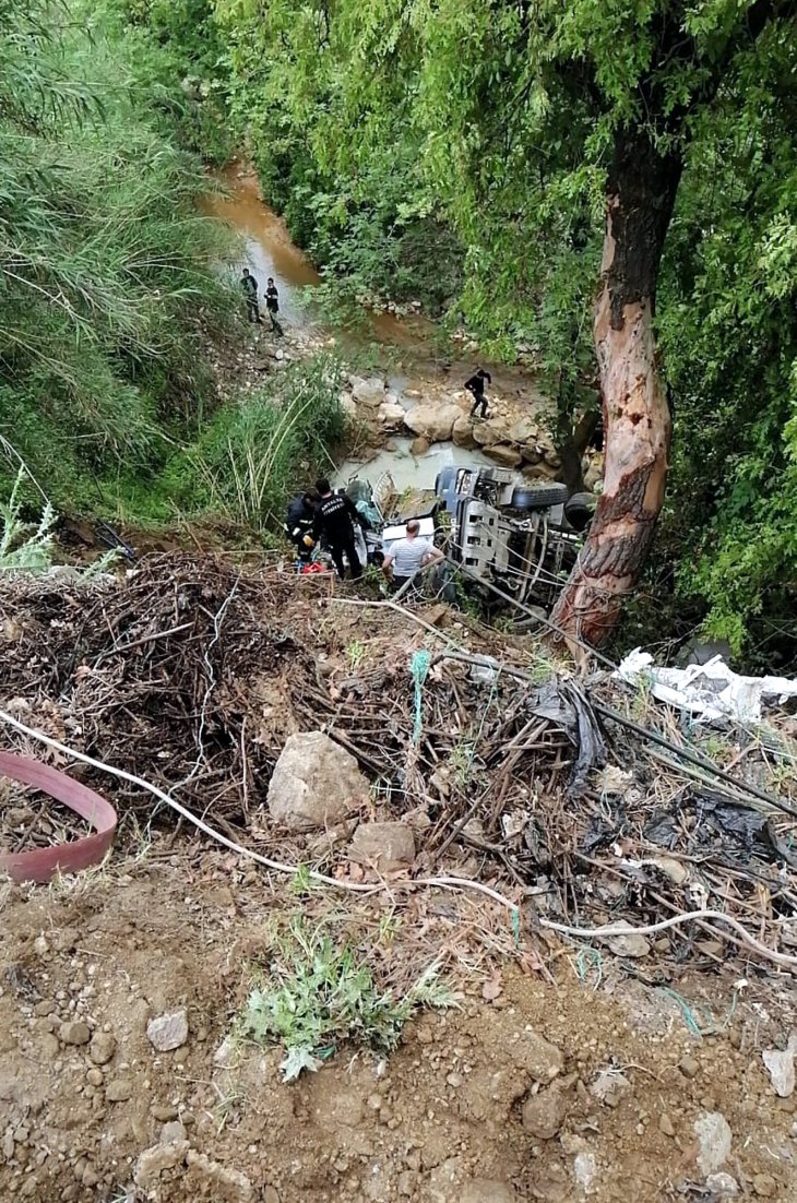 Alanya'da uçuruma devrilen beton mikserinin sürücüsü hayatını kaybetti