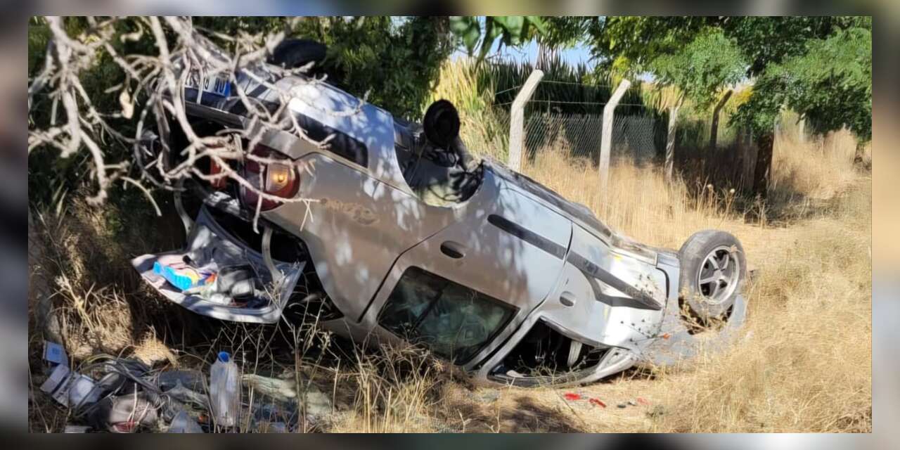 Konya’da otomobil şarampole devrildi, ekipler 2 kardeşe yardıma koştu