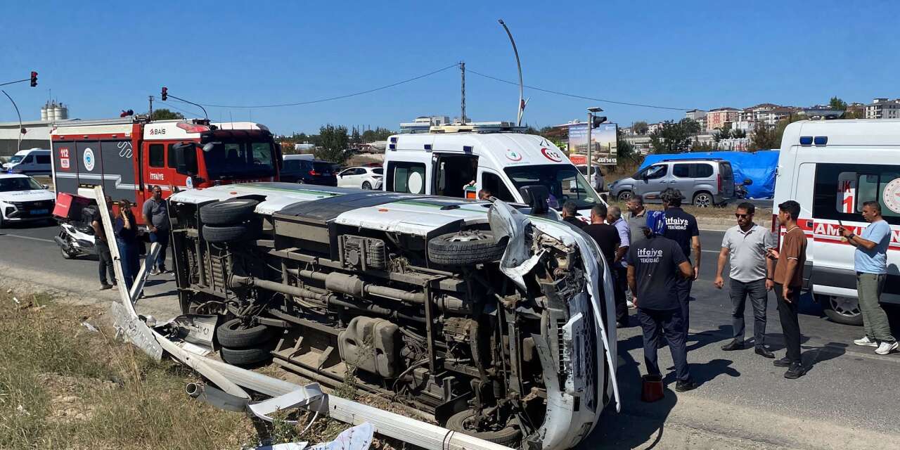 Direğe çarpan yolcu minibüsü yan yattı! 1’i bebek, 3 yaralı var