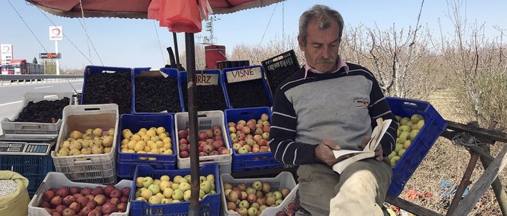Konya yolu üzerinde kurduğu tezgahta müşterileri beklerken 1000 kitap bitirdi