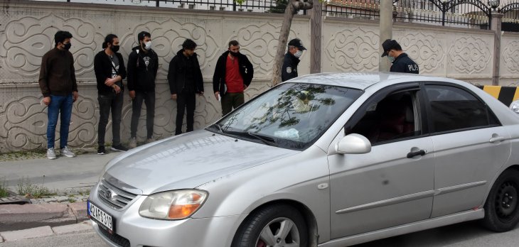 Konya’da aynı araçtaki 5 Suriyeli’ye ceza! Kuralı bilmediklerini iddia ettiler