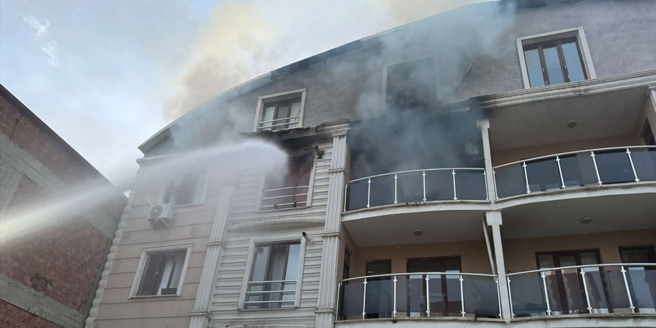 Alevler daireyi sardı, duman binaya yayıldı! 18 kişi güçlükle kurtarıldı