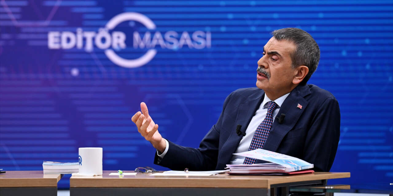 Bakan Tekin’den öğretmenlere cep telefonu ve kıyafet uyarısı