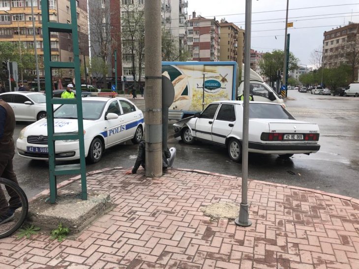 Konya’da otomobil hafif ticari araçla çarpıştı