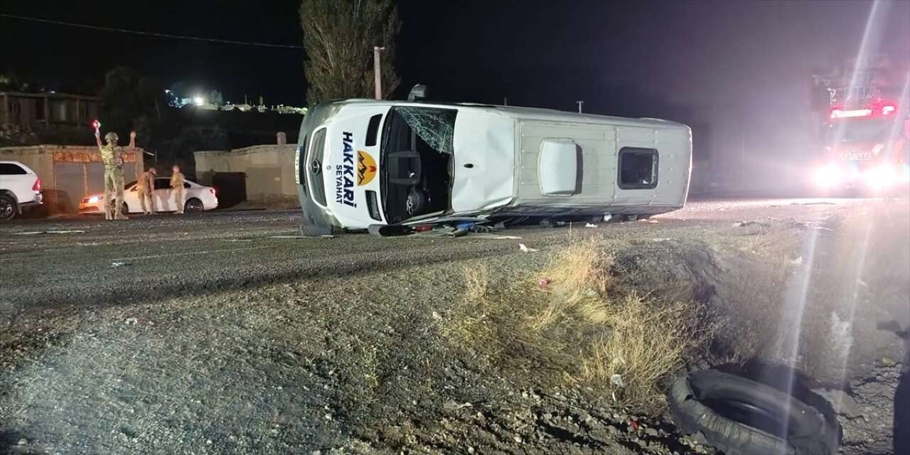 Konya plakalı kamyonun karıştığı kazada minibüs devrildi! 13 yaralı var
