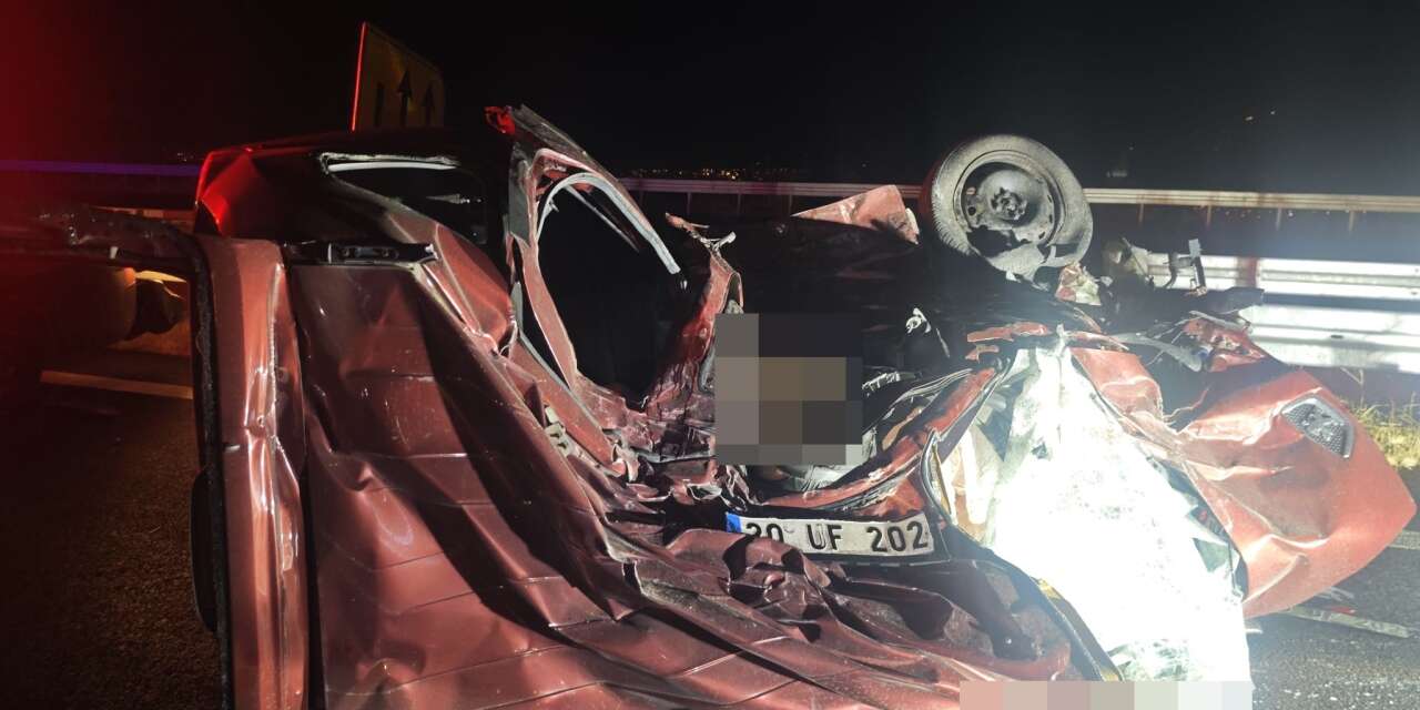 TIR ile çarpışan hafif ticari araç bu hale geldi! 3 kişi yaşamını yitirdi