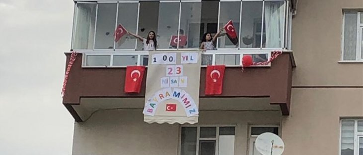 Konya'da çocuklardan ev ve balkonlarda 23 Nisan bayramı kutlamaları