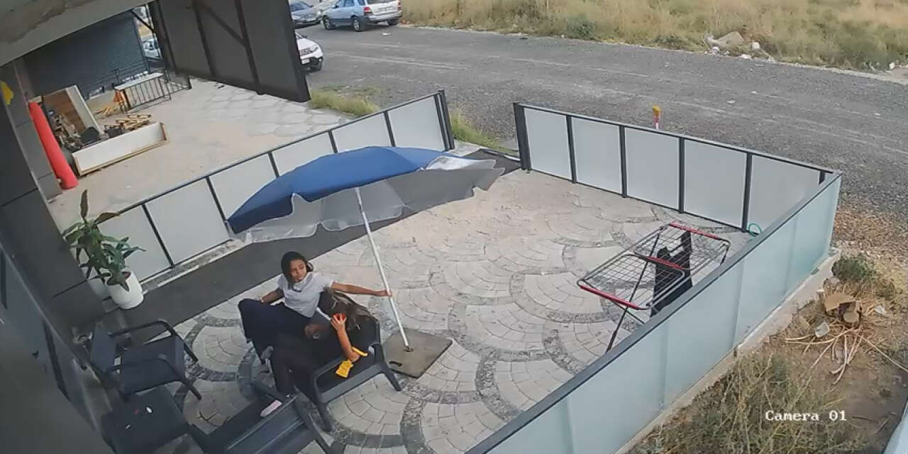 Fırtına şemsiyeyi şahlandırdı! Genç kızların zor anları kamerada