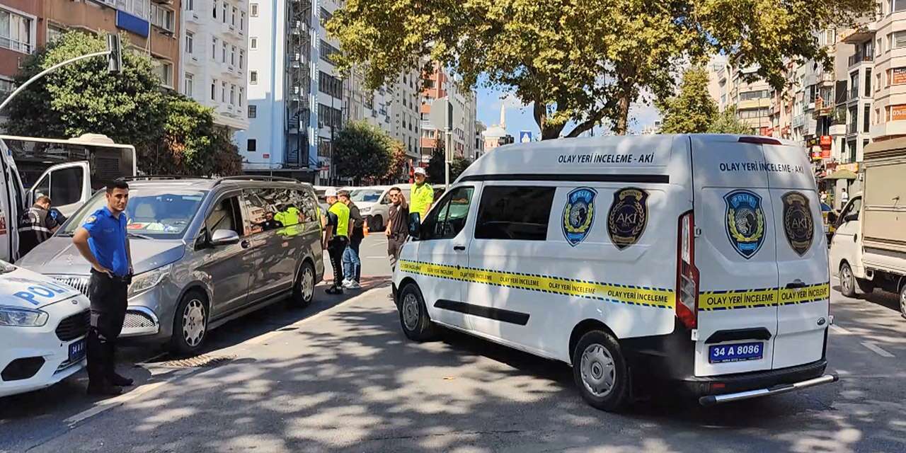 Karşıya geçmeye çalışan 20 yaşındaki gencin acı sonu! 2 minibüs birden çarptı
