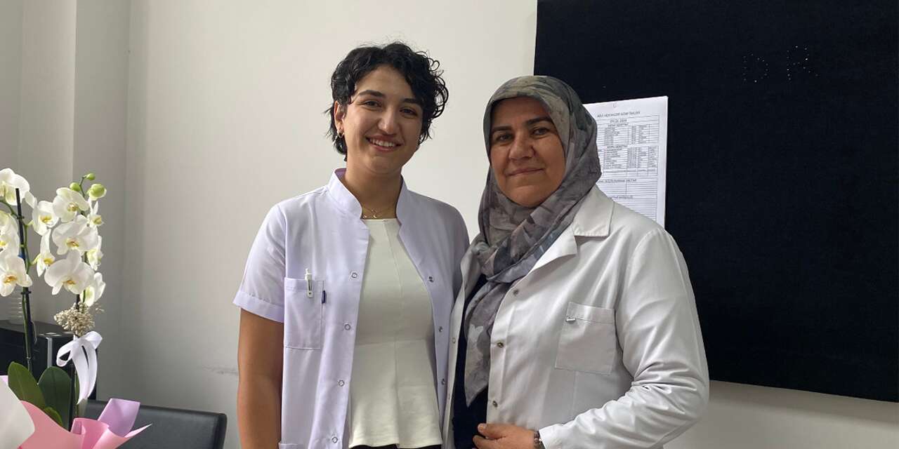 Konya’da 35 yıllık ebe annenin kızı doktor oldu! Aynı kurumda buluştular