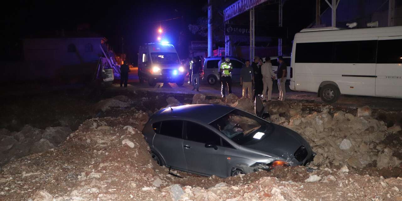 Otomobil metrelerce aşağıdaki kazı alanına düştü! Kaza kamerada