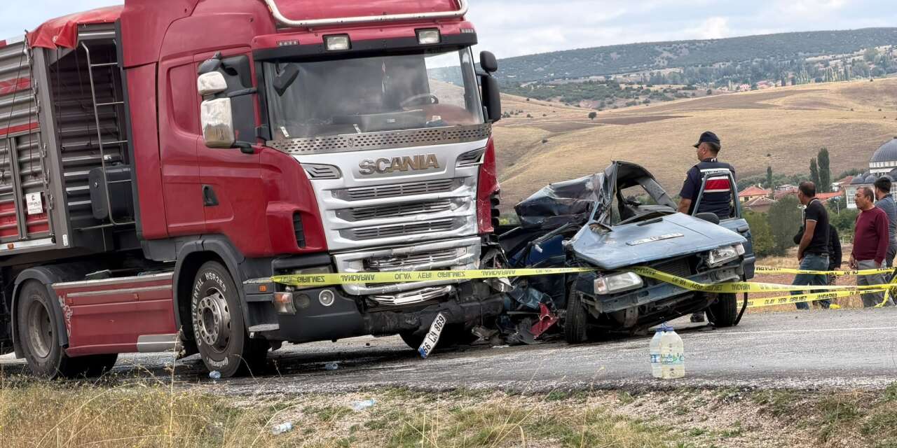 TIR ile otomobil çarpıştı! Ölü ve yaralılar var