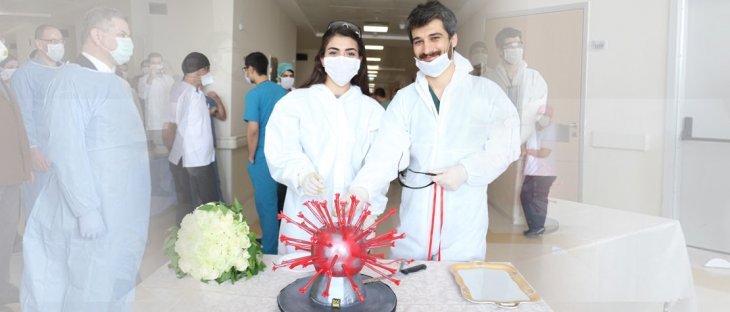 Konya'da nişanlarını hastanede yapan doktor ile hemşire Kovid-19 pastasını kesti