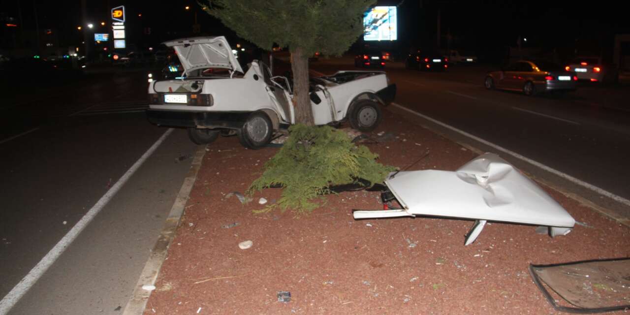 Konya’da otomobil ağaca çarptı! 1’i ağır 2 kişi yaralandı