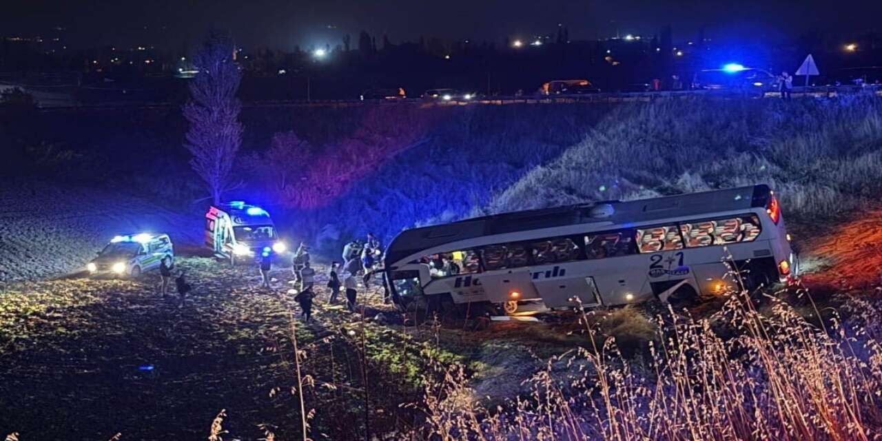 Yolcu otobüsü tarlaya uçtu! 24 yaralı var