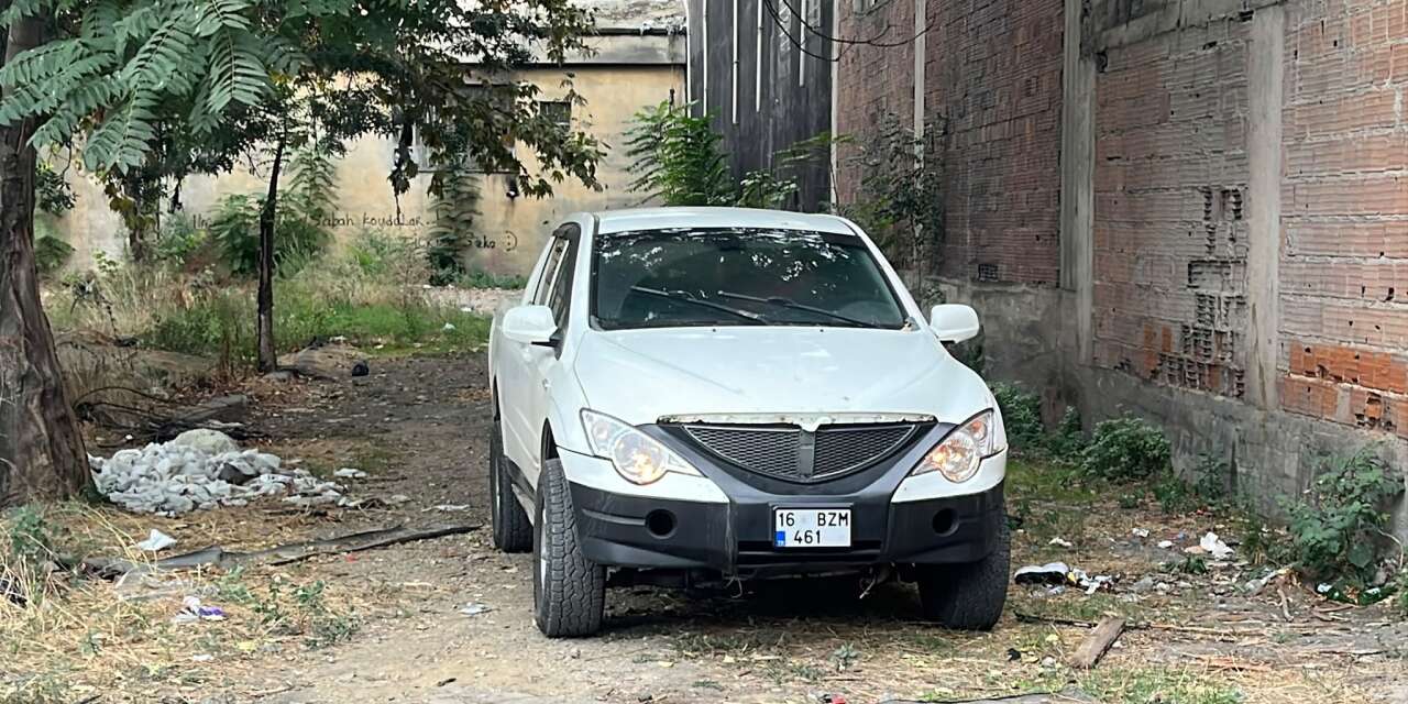 Park halindeki otomobildeki kadın, polisleri alarma geçirdi