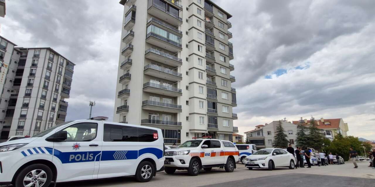 Evli çift ölü bulundu! Alarma geçen ekipler binayı boşalttı