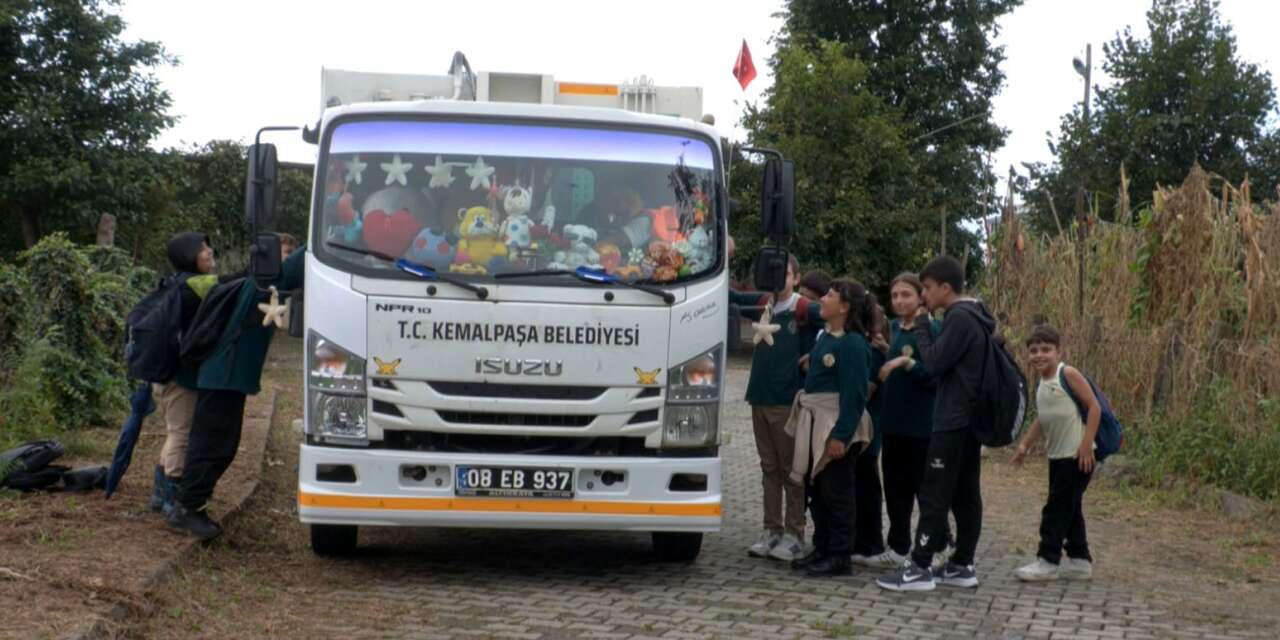 Bu çöp kamyonunu gören tüm çocuklar peşine düşüyor
