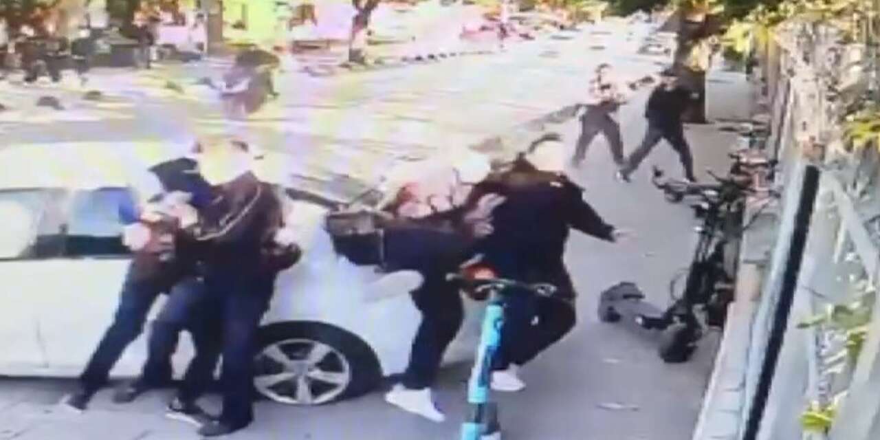 Kaldırımda yürüyen çocuklara otomobil çarptı! 5 yaralı