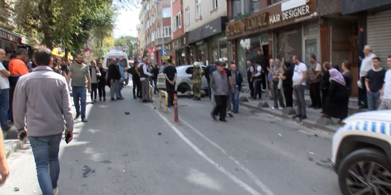 İki otomobil çarpıştı, araçlardan biri yayaların arasına daldı! 2’si ağır 5 yaralı