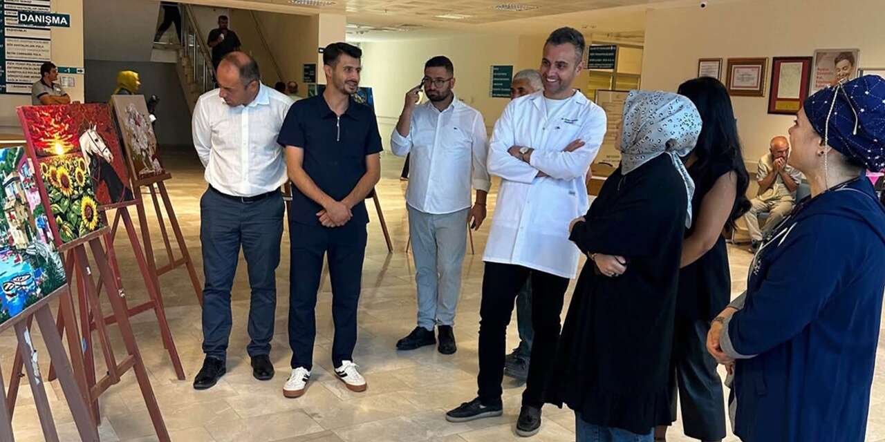 Konya’da hastane odalarındaki yaşanmışlıklar tuvale taşındı