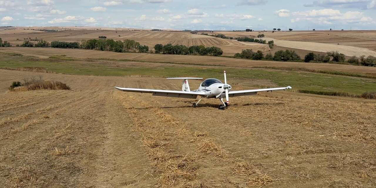 Arıza yapan eğitim uçağı tarlaya indi! 2 pilot hastaneye kaldırıldı