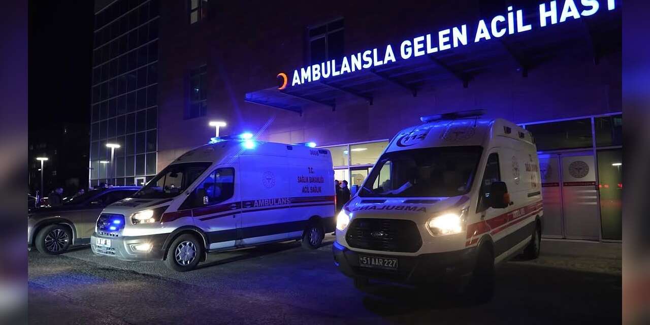 TIR ile hafif ticari araç kafa kafaya çarpıştı: 2 ölü