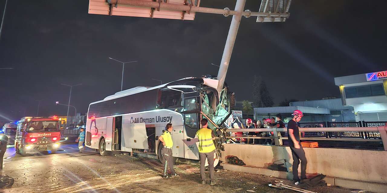 Yolcu otobüsü direğe saplandı! 11 yaralı var