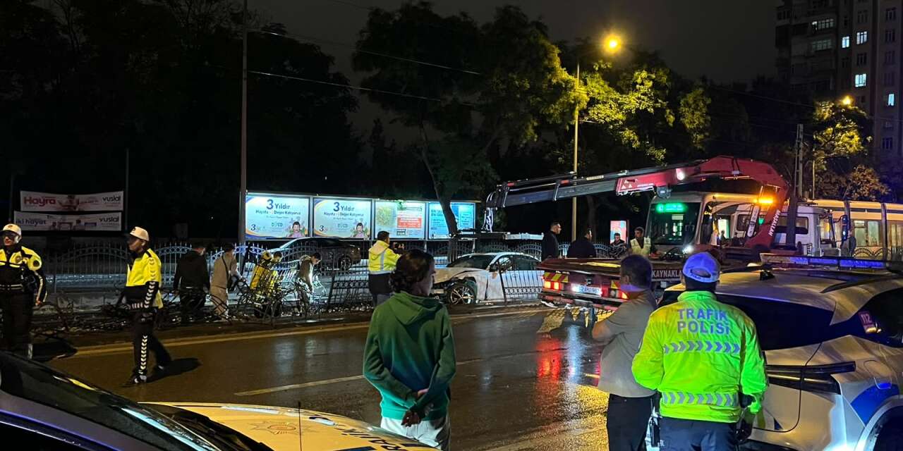 Konya’da otomobil tramvay yoluna girdi! Seferler aksadı