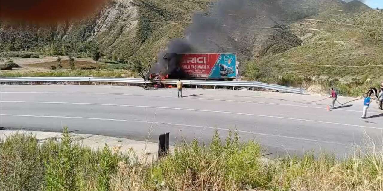 Konya yolunda bariyerlere çarpan kamyon alev aldı