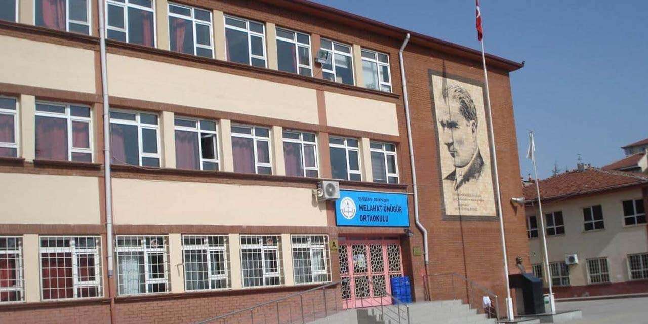 Okulda bir öğrenci arkadaşlarına makas çekti iddiası! Yetkililerden açıklama geldi