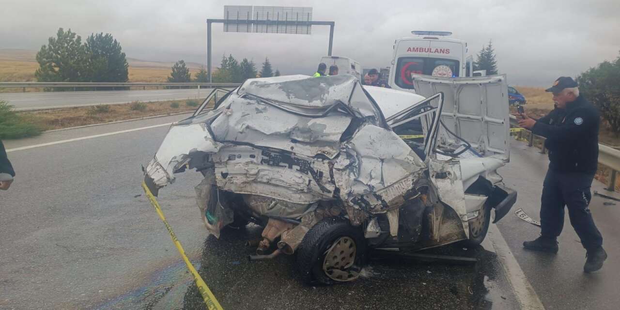 Konya plakalı TIR’ın çarptığı otomobildeki 2 kişi hayatını kaybetti