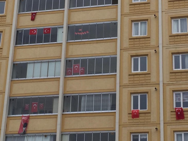 23 Nisan coşkusu camlara yansıdı