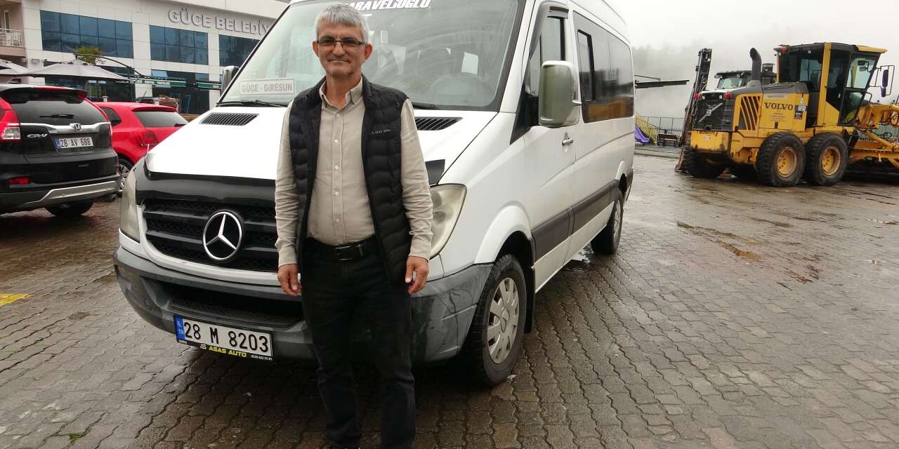 Sesini duyan yabancı sanıyor ama Türkçe konuşuyor
