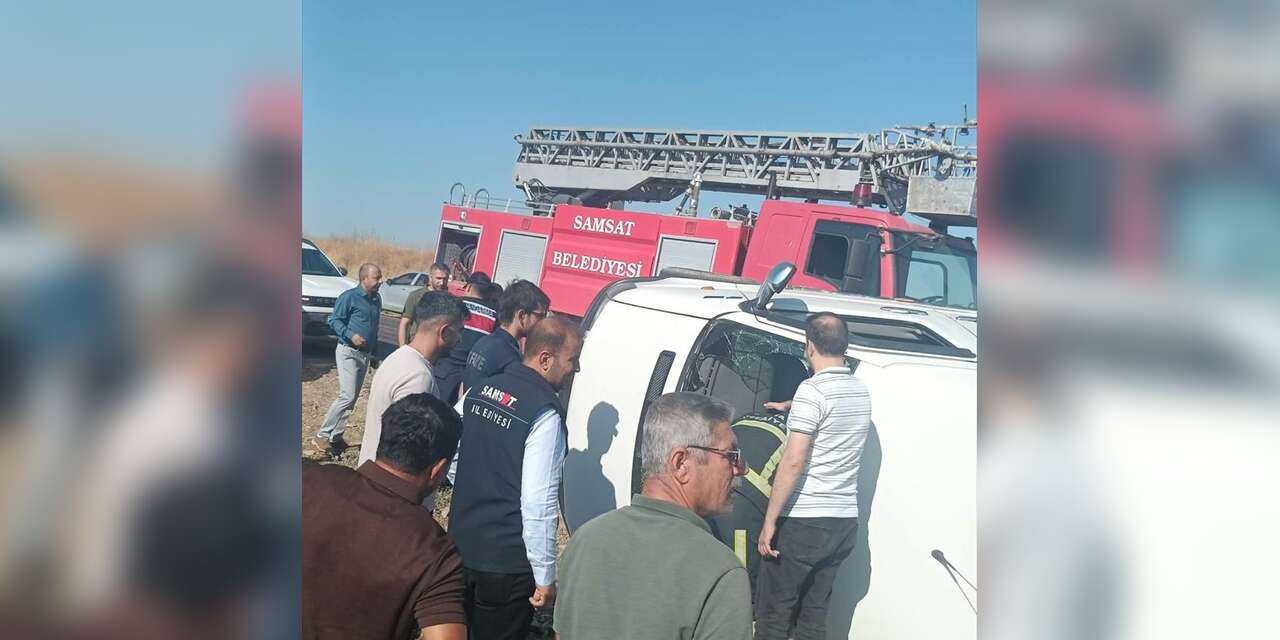 Minibüs kontrolden çıkıp devrildi! 12 kişi yaralandı