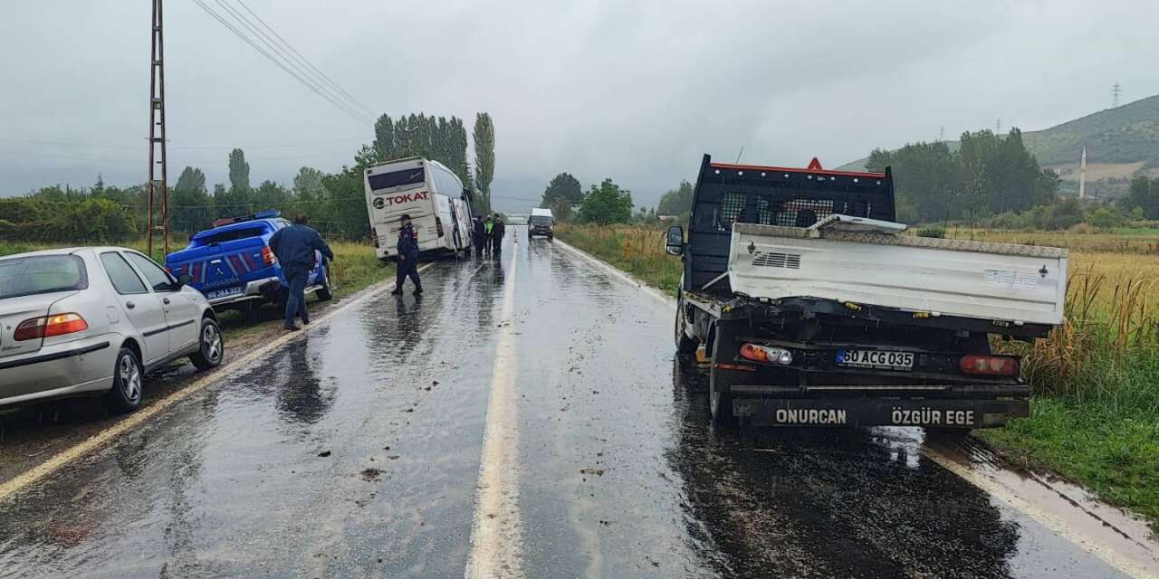Yolcu otobüsü kamyonete çarptı! 1’i kadın 2 yaralı var
