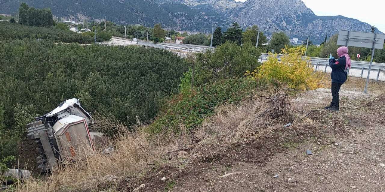 Konyabucağı’nda TIR elma bahçesine devrildi, sürücü öldü