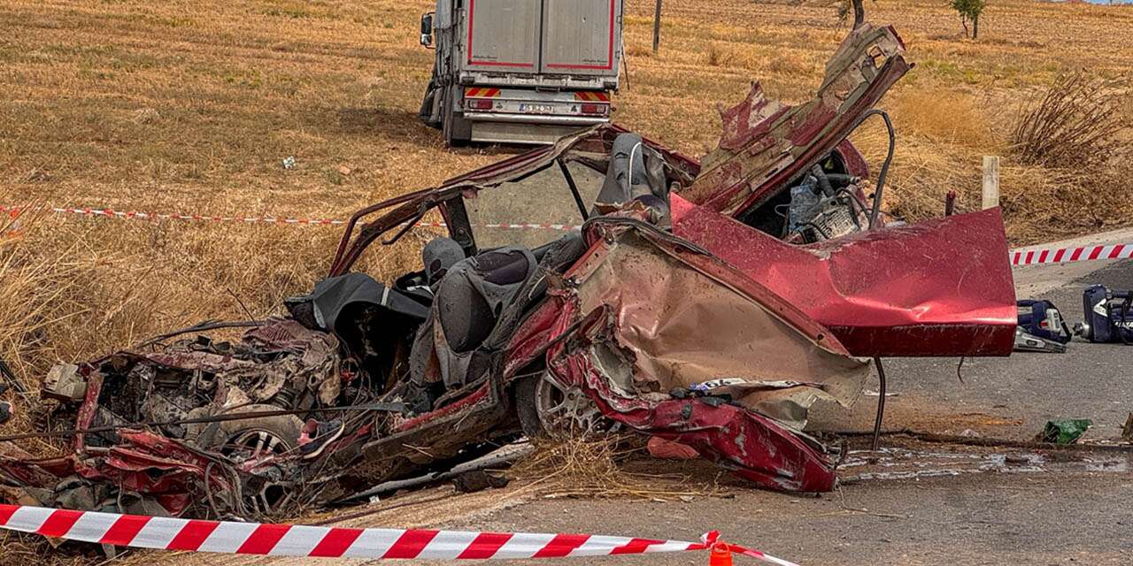 Yürek yakan kaza! Kamyonla otomobil çarpıştı, aynı aileden 3 kişi öldü