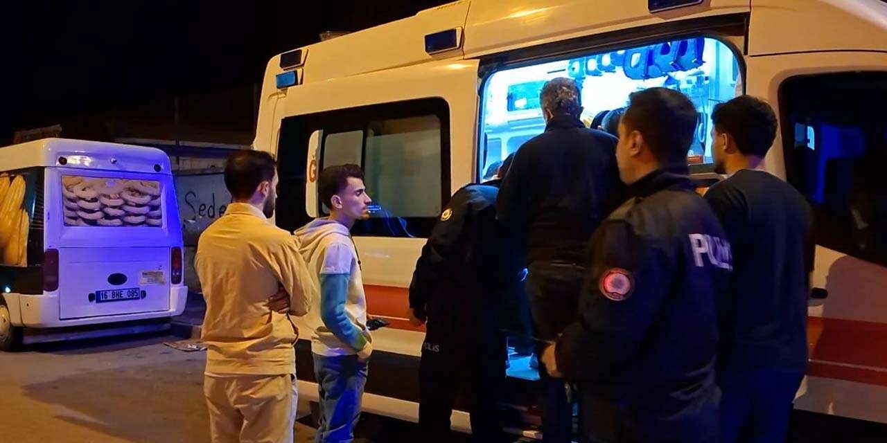 Muhtarlık önünde kanlı kavga! 1 kişi bıçaklandı