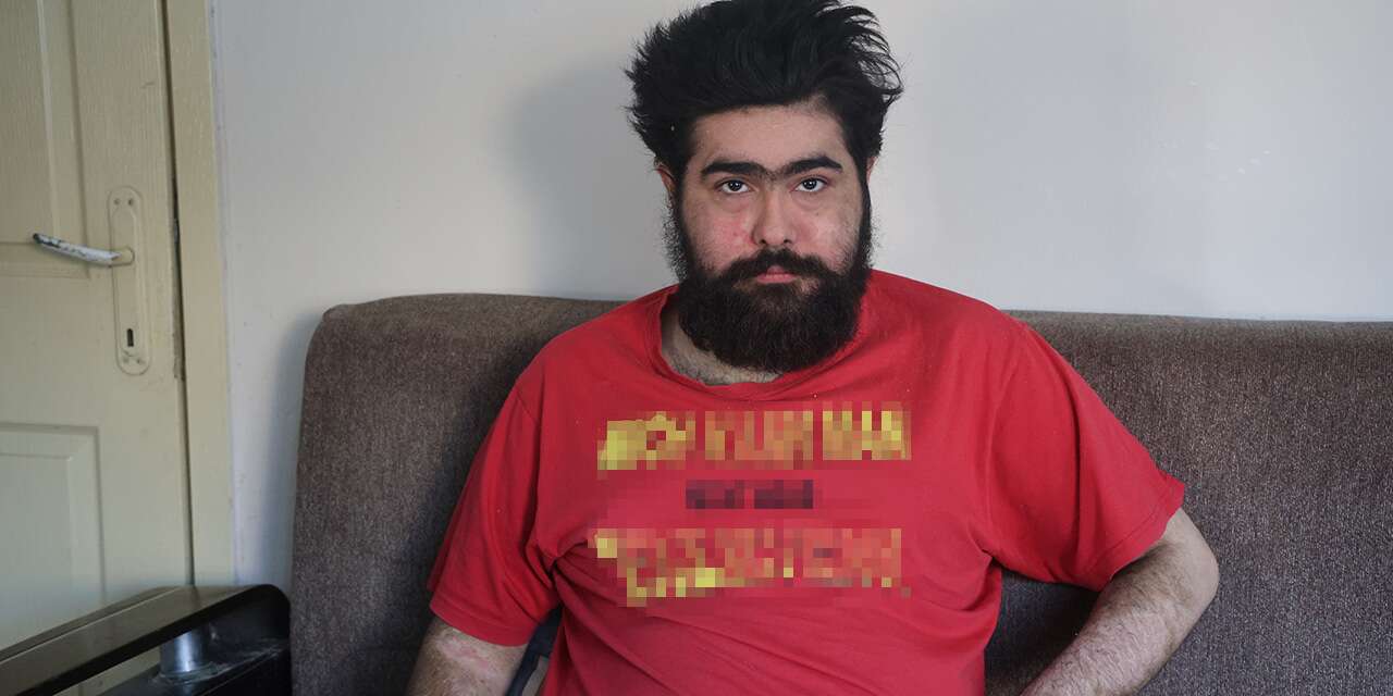 Tedaviyi bıraktı, telefonuna döndü! Tişörtündeki mesaj dikkat çekti