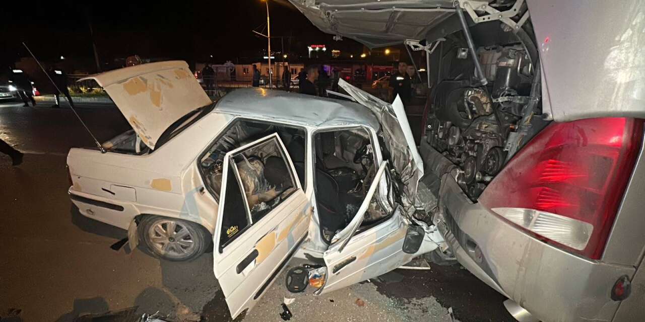 Yolcu otobüsüne arkadan çarptı! Otomobildeki 3 kişi yaralandı