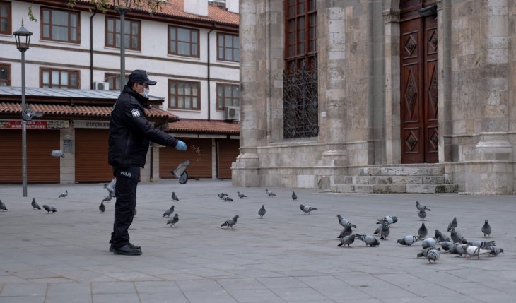 Konya'da polisler meydanlardaki güvercinleri besledi