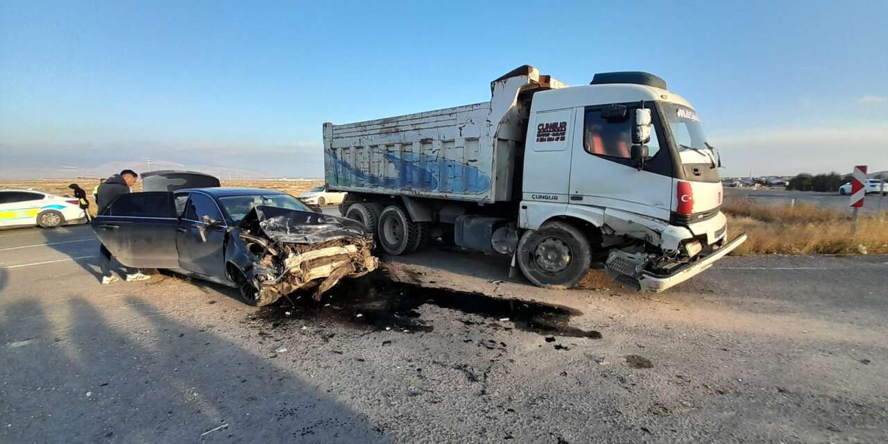 Konya’da kamyonla çarpışan otomobil hurdaya döndü! 1 kişi yaralandı
